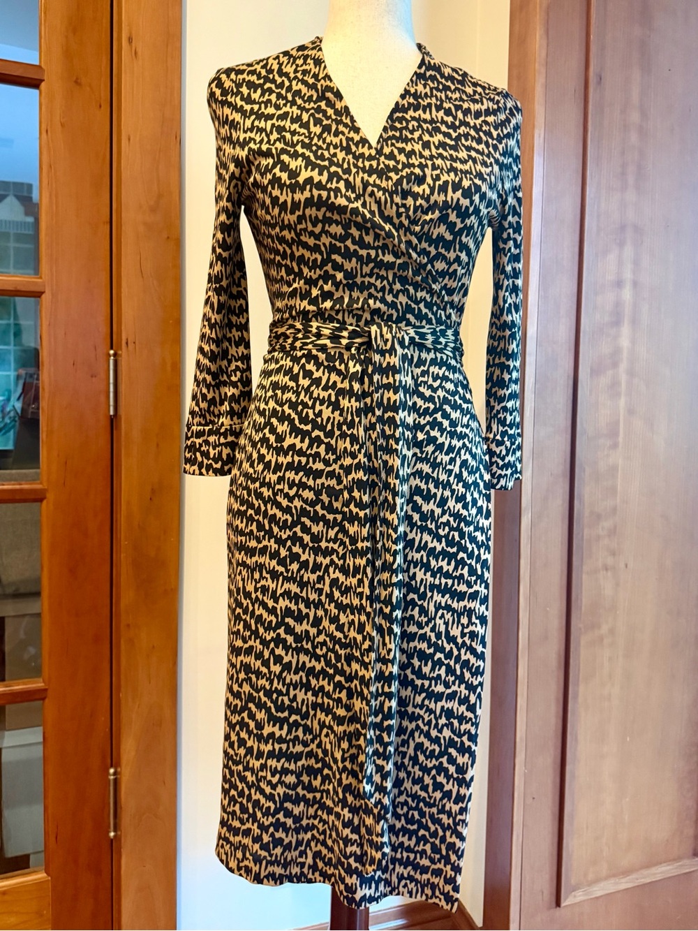 Iconic Diane Von Furstenberg Black and Beige 100% Silk Wrap Dress